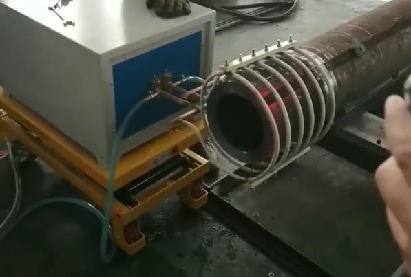 感應加熱設備加熱使口徑擴大來實現熱套，熱裝配