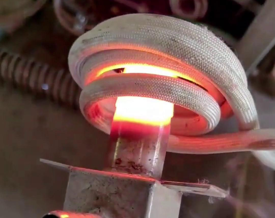 手持式高頻機加熱不銹鋼管是一種高效、精確的加熱方法，適用于對不銹鋼管進行局部加熱的場合