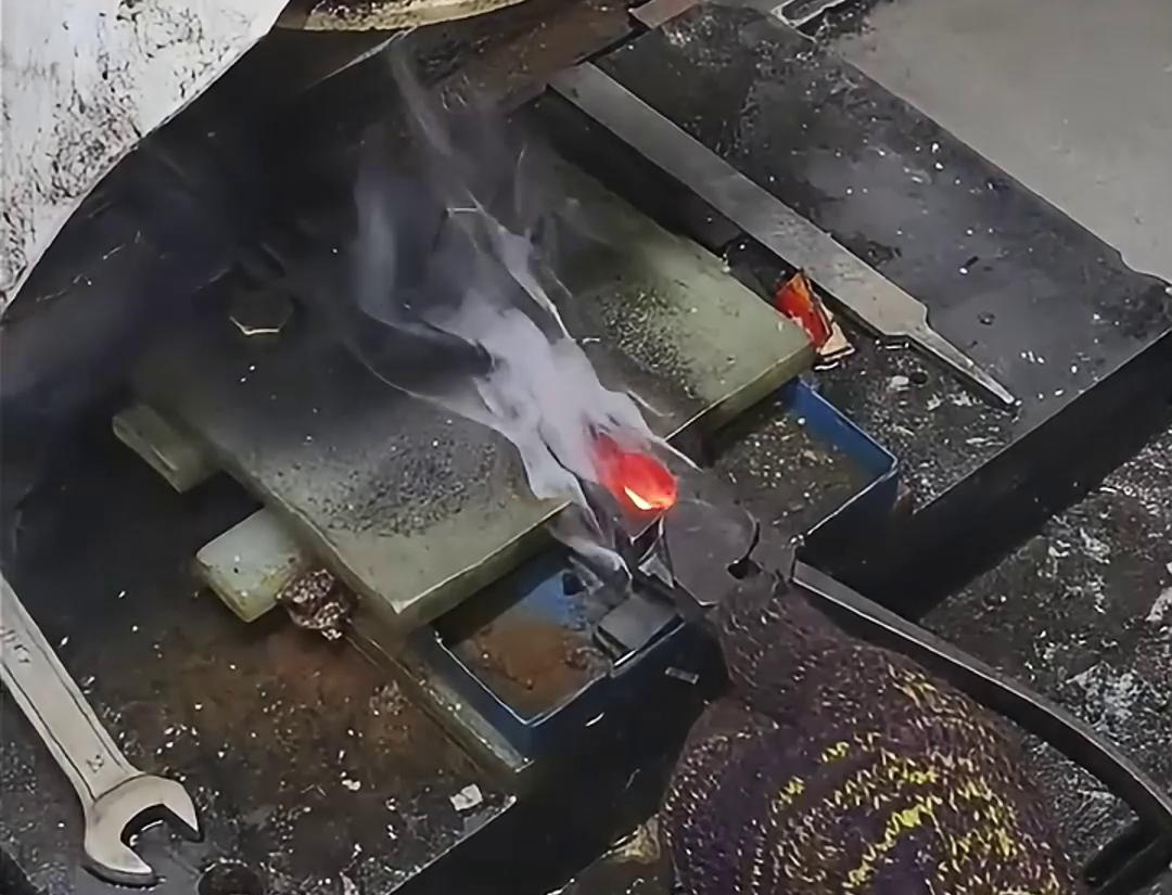老虎鉗口淬火就是使用高頻淬火機快速加熱，并在短時間內將其冷卻