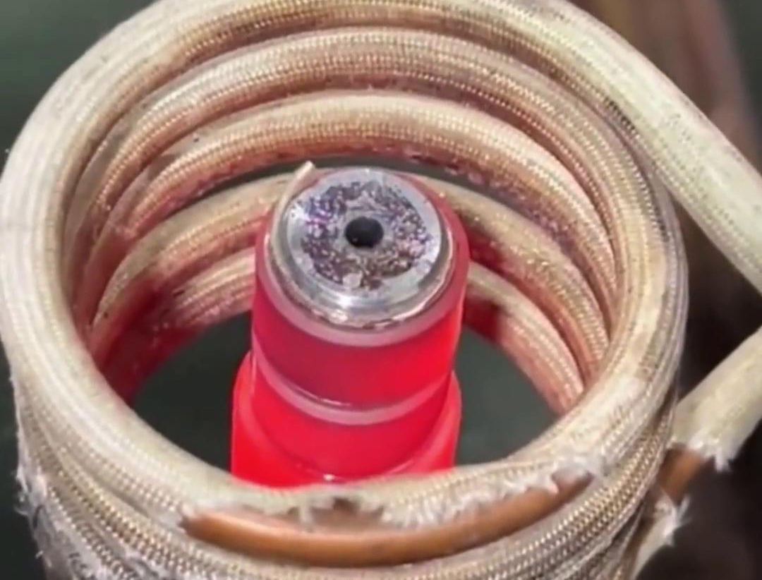 高頻釬焊機(jī)適用于不銹鋼焊接工藝，如管道、容器、結(jié)構(gòu)件等