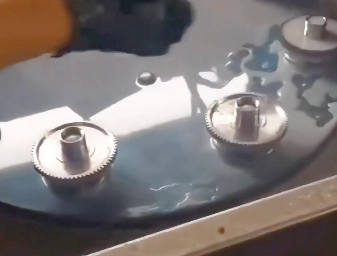 多工位齒輪淬火機床可以同時對多個齒輪進行淬火處理，提高生產效率