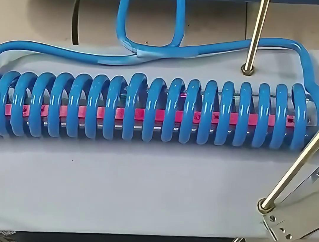 客戶(hù)定制的高頻退火機(jī)，專(zhuān)門(mén)用于雙孔墊片在線退火，