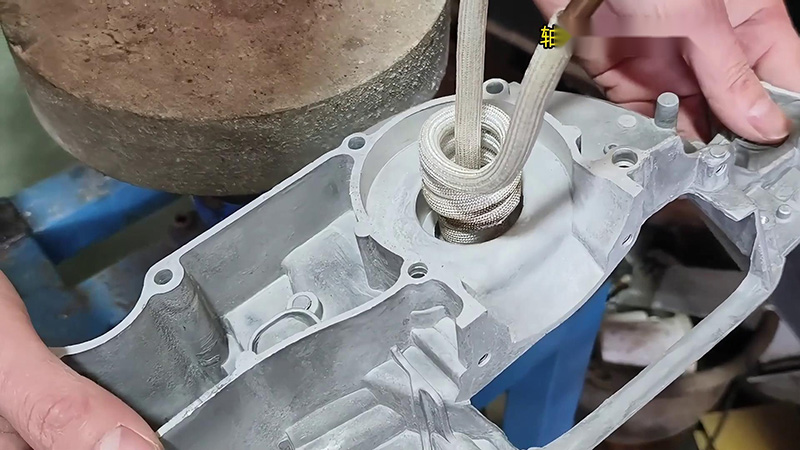 鋁殼使用高頻加熱機加熱內孔，然后軸承熱裝配