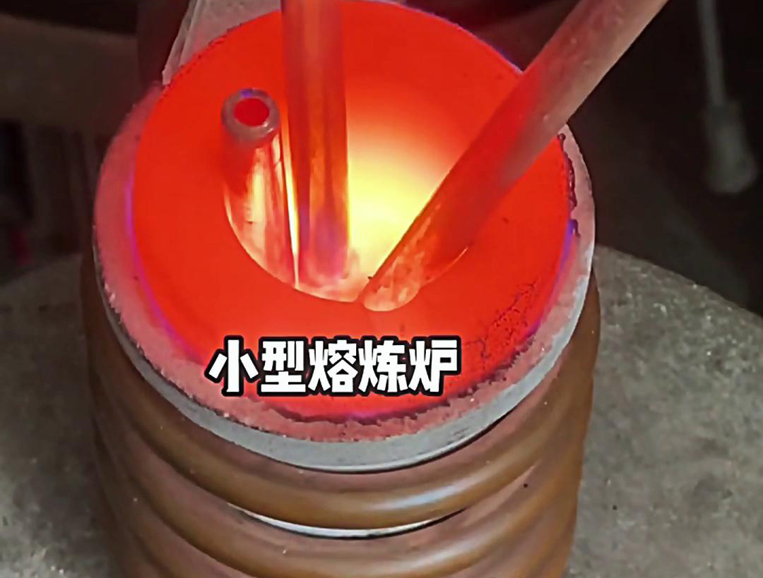 海拓小型高頻熔煉爐的用途遠不止于熔煉銀粉，還用來熔金、銅、鉛等多種金屬