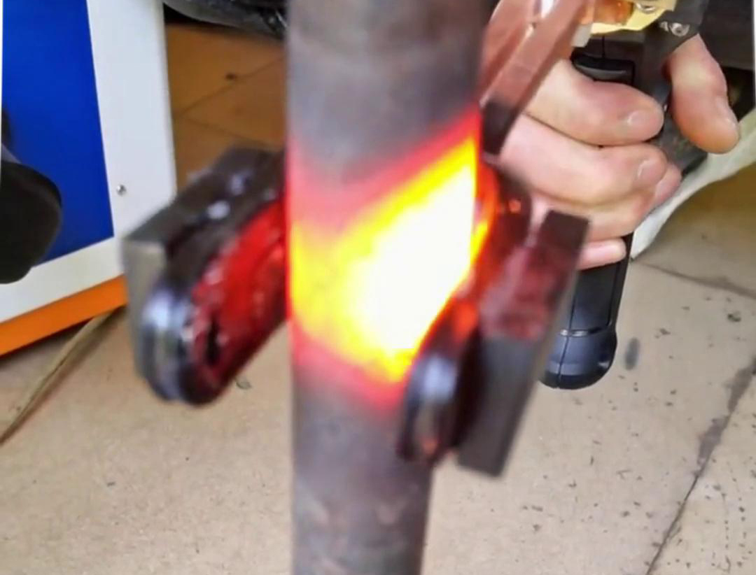 手持式高頻加熱機(jī)U型開(kāi)口線圈對(duì)直徑22mm，厚度為3mm鋼管加熱測(cè)試