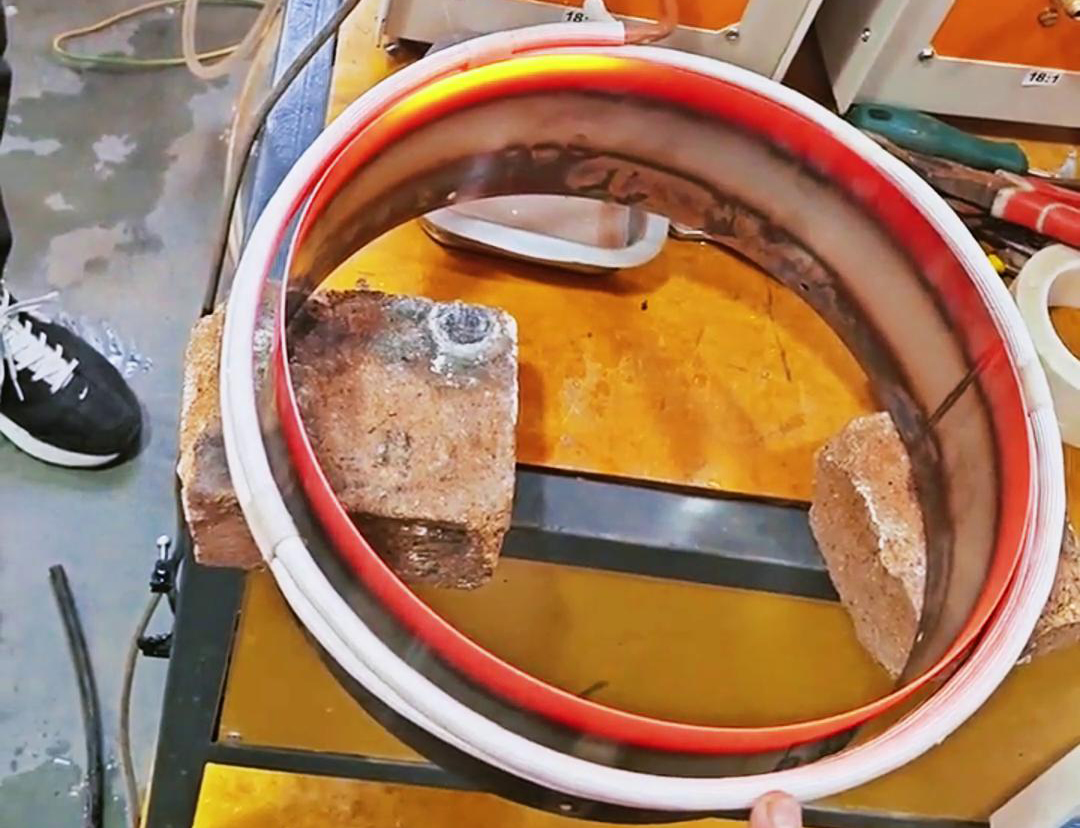 高頻加熱機對不銹鋼鋼管進行加熱退火，為熱壓翻邊做準