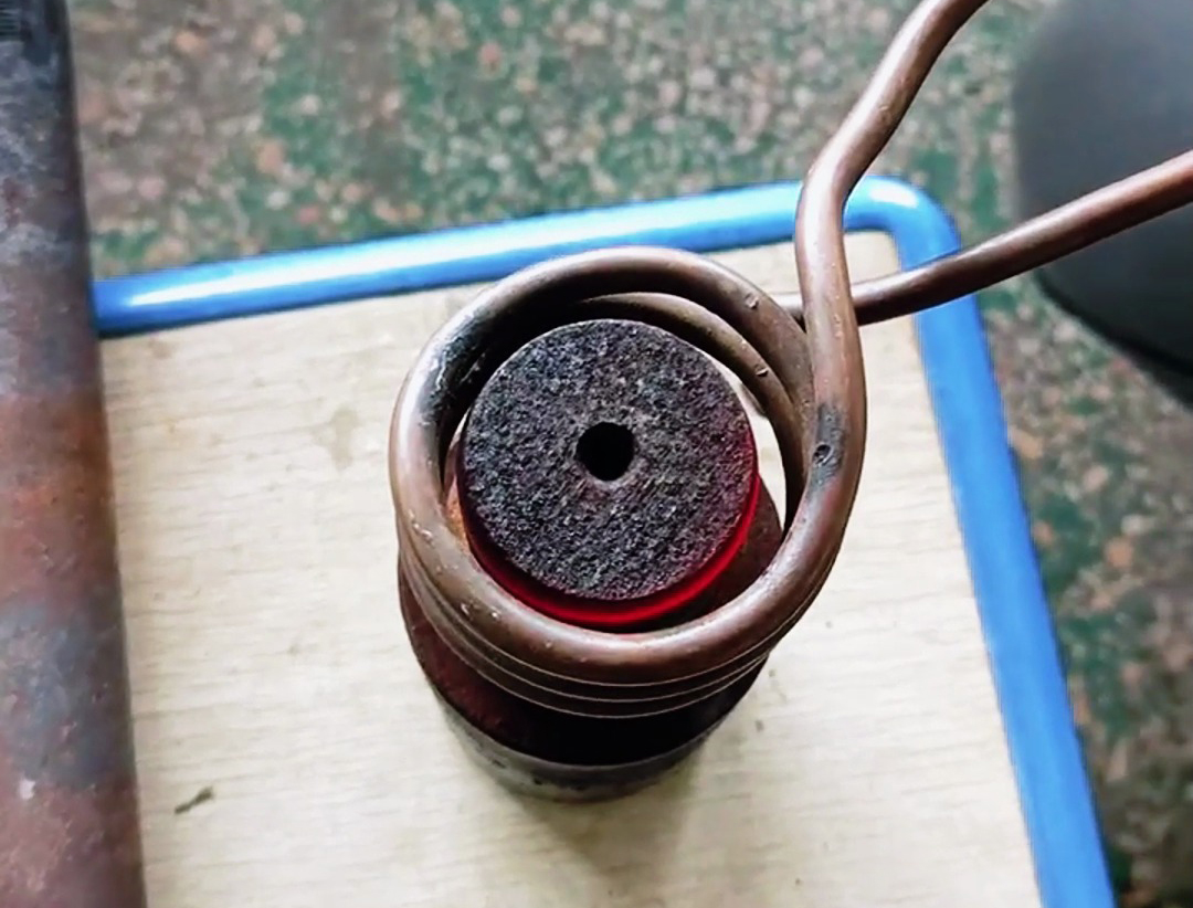 實心棒料加熱實驗，采用了25KW的軟鏈接高頻感應加熱設備進行加熱