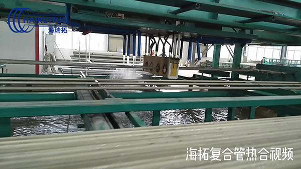 高頻加熱機(jī)配合移動平臺全自動復(fù)合管熱合視頻